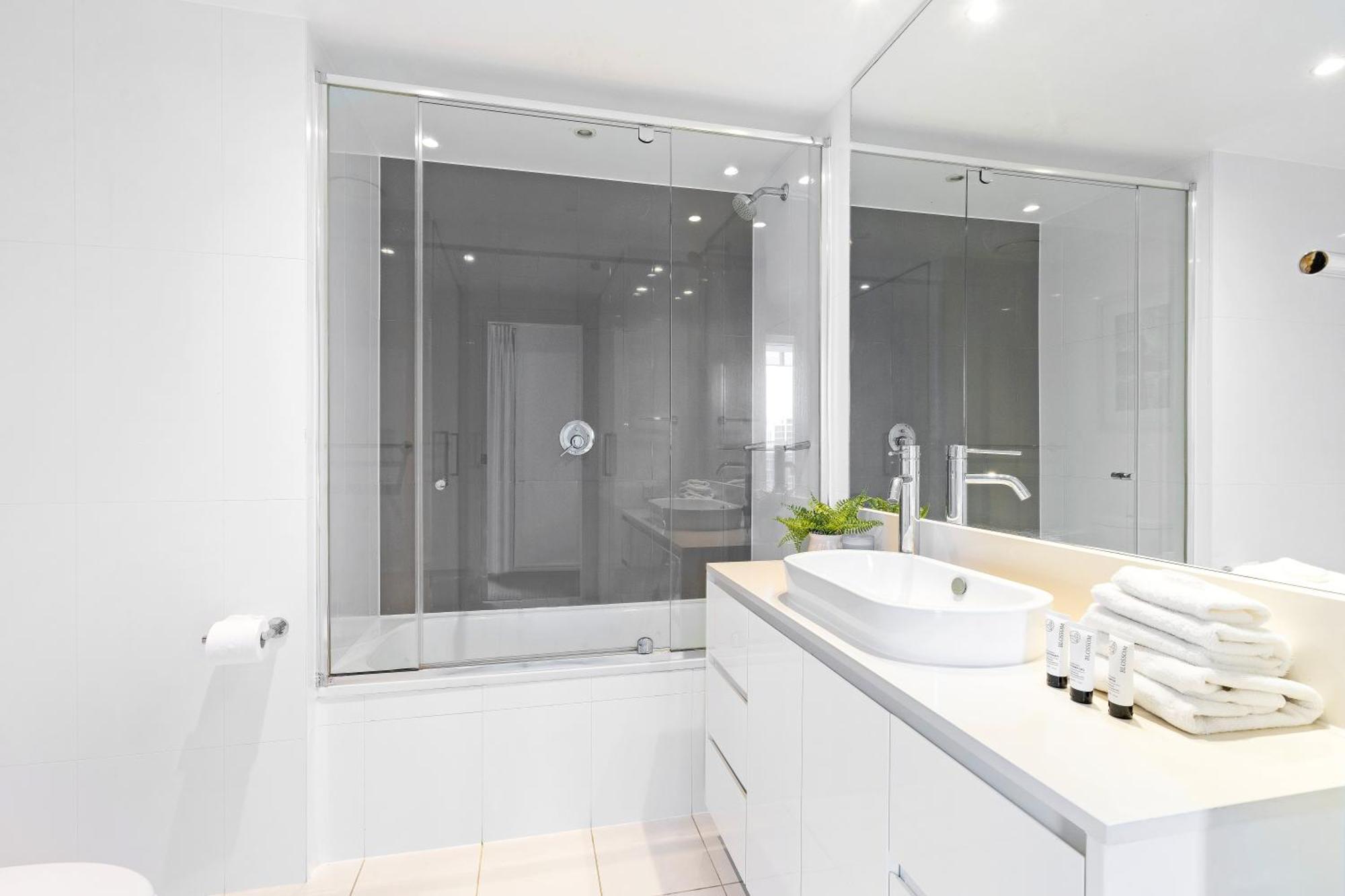 1 Bedroom Hinterland In Surfers Paradise - Q